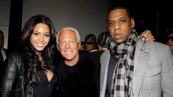 Beyonce (links), Jay Z (rechts) und der italienische Designer Giorgio Armani (mitte) 