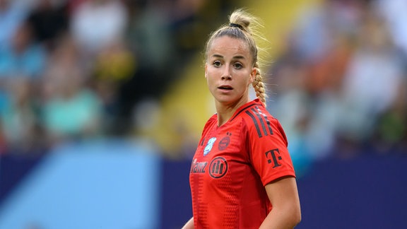 Giulia Gwinn steht auf dem Feld.