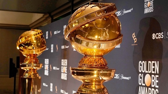 Repliken der Golden-Globe-Trophäe stehen bei der Nominierungsveranstaltung für die 81. Golden Globe Awards im Beverly Hilton Hotel.