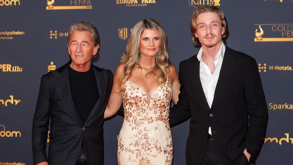 Peter Maffay, Hendrikje Balsmeyer und Yaris Maffay auf dem roten Teppich der 30. Goldenen Henne 2024