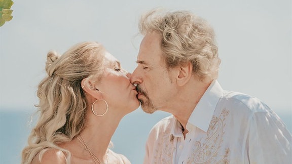 Thomas Gottschalk und seine Frau Karina küssen sich bei ihrer Hochzeit.