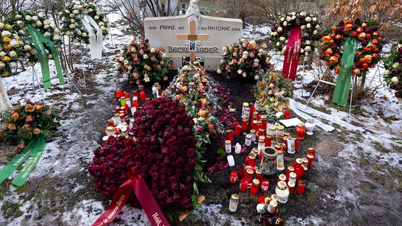 Das Grab von Franz Beckenbauer und seinen Eltern auf dem Friedhof am Perlacher Forst 