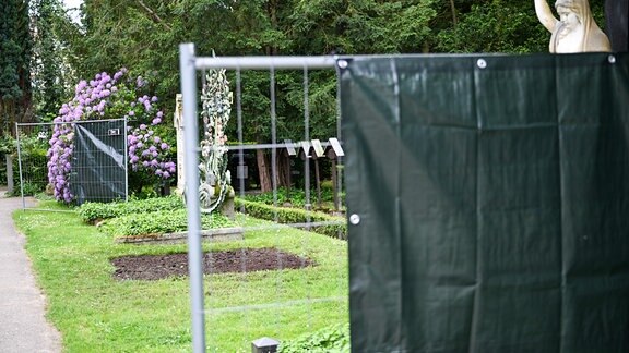 Die Grabstätte des früheren Bundestagspräsidenten und Bundesminister Wolfgang Schäuble ist hinter einer Absperrung auf dem Friedhof. 