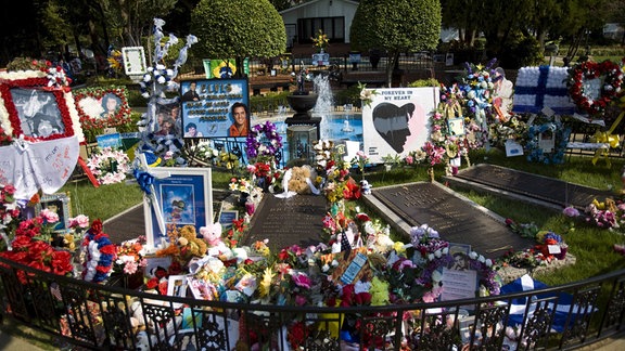 Fans haben zum 30. Todestag von Elvis Presley an seinem Grab in Memphis Blumen und Geschenke niedergelegt, 2007.