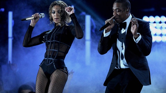 Beyonce und Jay-Z bei einem Auftritt an den Mikrofonen