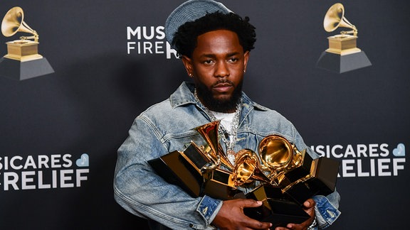 Kendrick Lamar posiert im Presseraum mit dem Preis für die Platte des Jahres, die beste Rap-Performance, den besten Rap-Song, das beste Musikvideo und den Song des Jahres während der 67. jährlichen Grammy Awards am Sonntag, 2. Februar 2025, in Los Angeles.