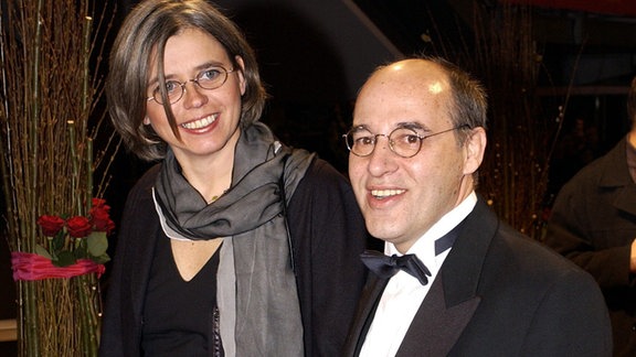 Der damalige Berliner Wirtschaftssenator Gregor Gysi und seine Frau Andrea Lederer kommen am 17.2.2002 in Berlin zur Verleihung der Bären auf der Berlinale. 