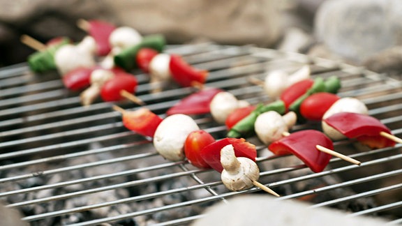 Gemüsespieße auf einem Grill