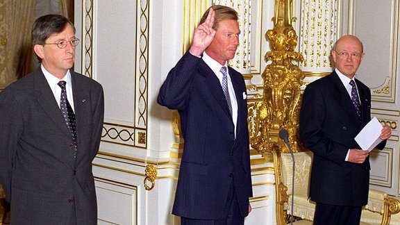 Erbgroßherzog Henri von Luxemburg leistet 1998 neben Jean-Claude Juncker und Henri Ahlborn seinen Amtseid.