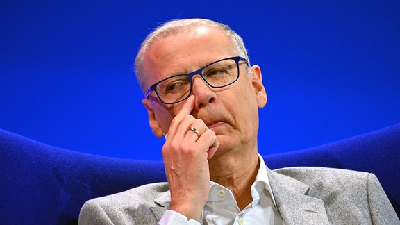 Günther Jauch kratzt sich an der Nase.