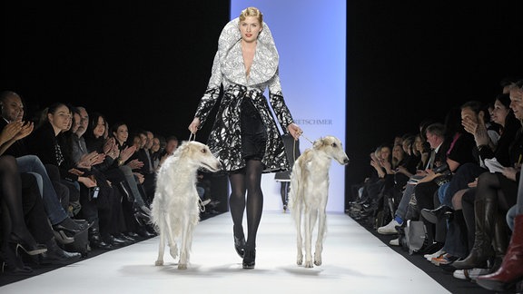 as Model Lena Gercke präsentiert 2009 mit zwei Windhunden eine Kreation des Modelabels "Guido Maria Kretschmer".