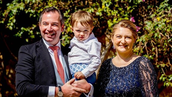 Erbgroßherzog Guillaume und Erbgroßherzogin Stéphanie und Prinz Charles von Luxemburg treffen in der Kirche Saint-Trophyme in Bormes-les-Mimosas ein.