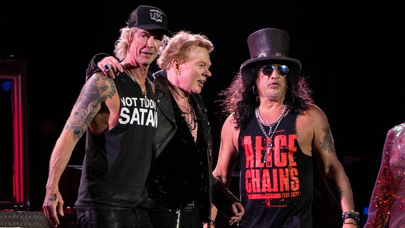 Duff McKagan, Axl Rose und Slash von der Rockband Guns N' Roses treffen sich nach einem Konzert im Snapdragon Stadium in San Diego.