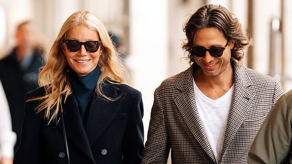 Gwyneth Paltrow und ihr Mann Brad Falchuck laufen durch Paris