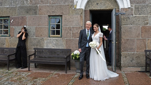 Musiker H.P. Baxxter und seine frisch angetraute Ehefrau Sara kommen nach der Hochzeit aus der Kirche St. Severin auf Sylt. Für H.P. Baxxter ist es nicht die erste Hochzeit. Der gebürtige Ostfriese aus Leer, der mit bürgerlichem Namen Hans Peter Geerdes heißt, war bereits zwei Mal verheiratet.