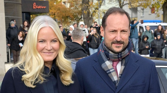 Kronprinzessin Mette-Marit von Norwegen und Kronprinz Haakon von Norwegen beim Besuch der Gedenkstätte Berliner Mauer an der Bernauer Straße.