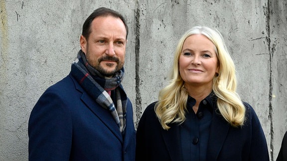 Kronprinzessin Mette-Marit von Norwegen und Kronprinz Haakon von Norwegen beim Besuch der Gedenkstätte Berliner Mauer an der Bernauer Straße.
