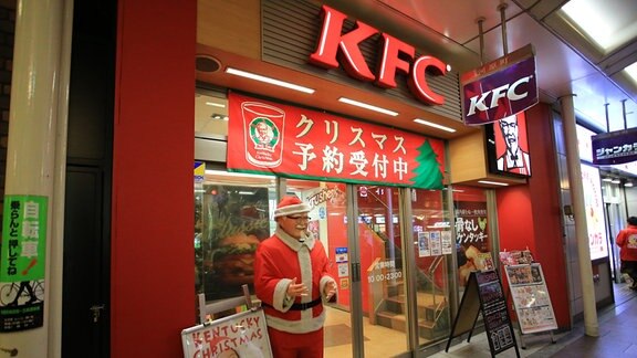 Ein Weihnschtsmann vor einem KFC Shop