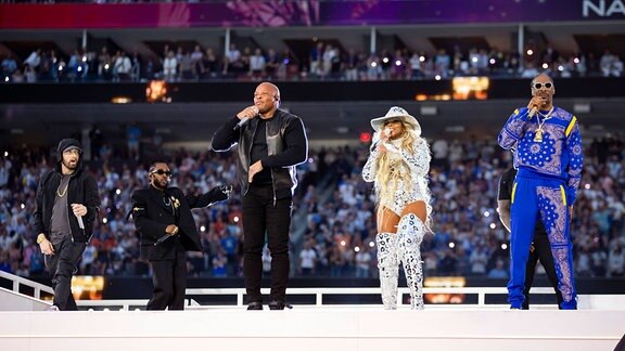 Eminem, Kendrick Lamar, Dr. Dre, Mary J. Blige, 50 Cent and Snoop Dogg auf der Bühne beim Super Bowl 2022