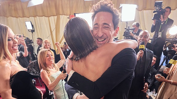 Halle Berry umarmt Adrien Brody bei der Ankunft zur Verleihung der Oscars, auf dem roten Teppich.