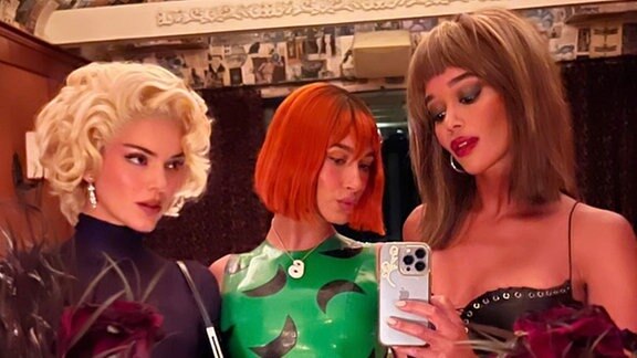 Kendall Jenner, Hailey Bieber, Laura Harrier (v.l.n.r.)