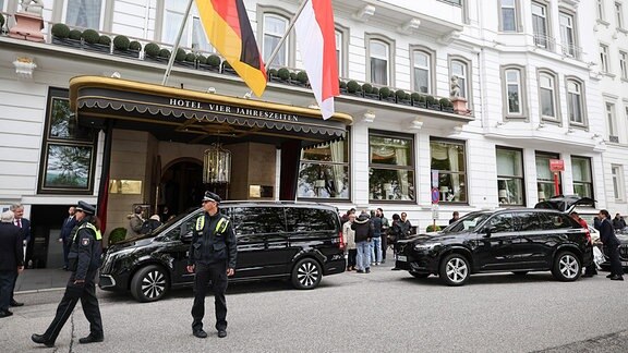 Die Fahrzeugkolonne mit Albert II. Fürst von Monaco und seiner Familie steht nach der Ankunft am Hotel Vier Jahreszeiten.