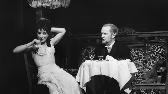 Traugott Buhre und Hannelore Hoger im Bühnenstück "Marija" von Isaak Babel anlässlich eines Gastspiels des Württembergischen Staatstheaters Stuttgart in der Freien Volksbühne Berlin.