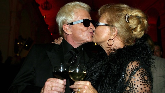 Sänger Heino (GER) mit Ehefrau Hannelore Kramm küssend während der After-Show-Party anlässlich der Verleihung des Bild-OSGAR in Leipzig.