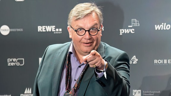 Hape Kerkeling zeigt mit dem Finger in die Kamera