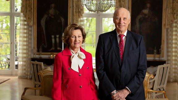 König Harald V. von Norwegen und seine Frau, Königin Sonja, steht im Gartenzimmer des königlichen Anwesens