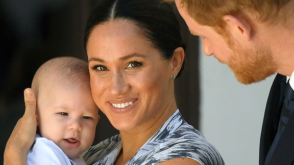 Mit ihrem Sohn Archie auf dem Arm kommt Meghan, Herzogin von Sussex, gemeinsam mit ihrem Mann Prinz Harry zu einem Besuch bei Erzbischof Tutu.