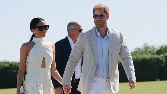 Prinz Harry (r) und Meghan, Herzog und die Herzogin von Sussex, lächeln nach ihrer Ankunft bei der Royal Salute Polo Challenge zu Gunsten von Sentebale im USPA National Polo Center.