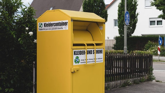 gelber Altkleider-Container zur Sammlung von Kleidung