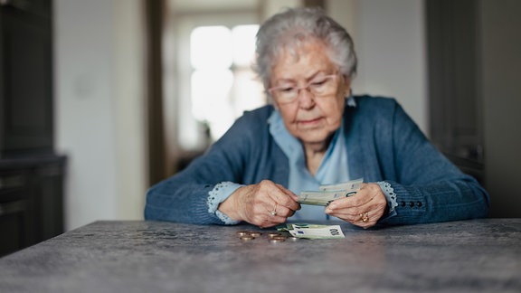 Seniorin zählt Rente