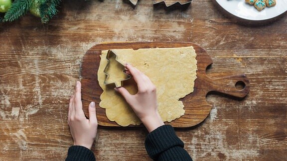 Plätzchen wird ausgestochen