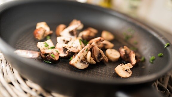 Pilze in Pfanne braten