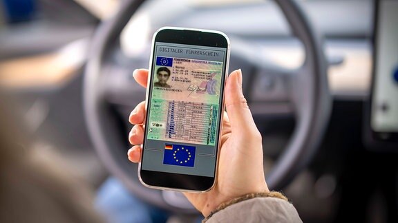 Bildmontage Führerschein auf Smartphone