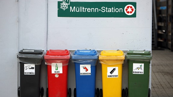 Mülltonnen an einer Mülltrenn-Station