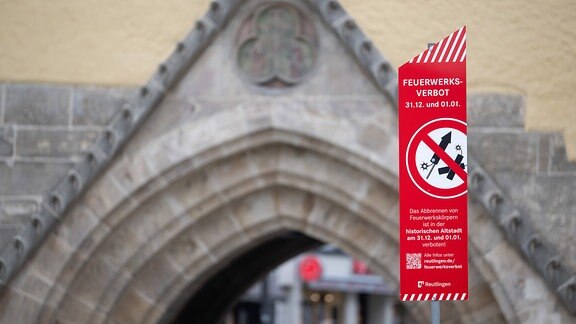 Ein Schild weist auf ein Feuerwerksverbot hin