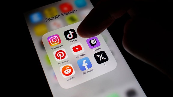 Detailansicht eines Smartphones mit Apps für soziale Medien