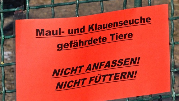 Ein Schild weist auf die durch die Maul- und Klauenseuche gefährdeten Tiere hin