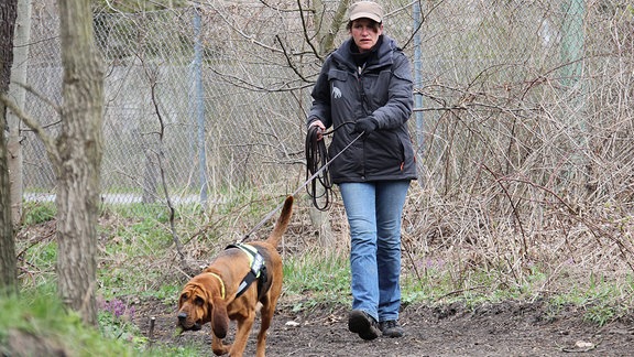 Tanja Weidler mit Suchhund Emma, 2012