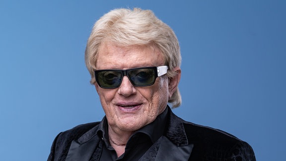 Der Musiker Heino, aufgenommen am Rande der MDR Talkshow "Riverboat" am 03.11.2023 in Leipzig.