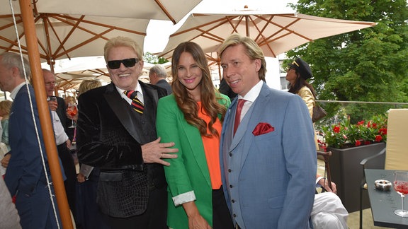 Heino (links), Nicole Mieth und Helmut Werner stehen nebeneinander.