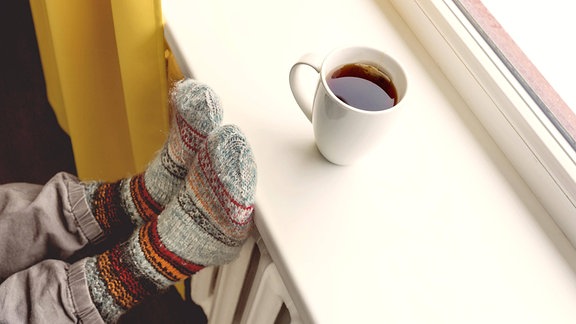 Tasse Kaffe auf einer Heizung