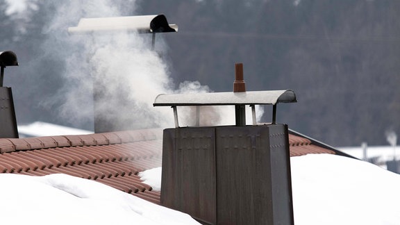 Rauschwaden aus einem Kamin bei klirrender Kälte