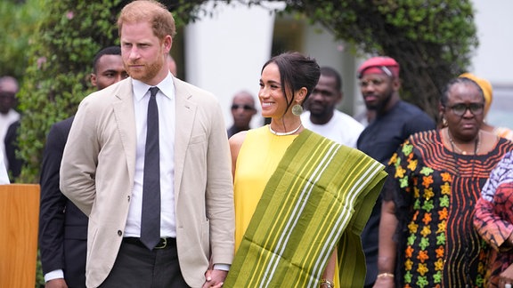 Prinz Harry und Meghan halten bei der Ankunft im Regierungsgebäude Hand. 