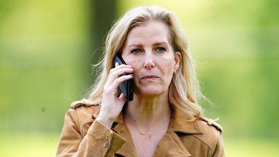 Sophie, Herzogin von Edinburgh, telefoniert auf ihrem Smartphone