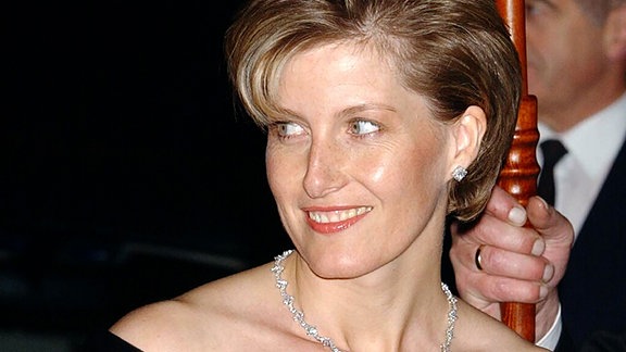 Sophie, Gräfin von Wessex, trifft am Abend des 14.11.2002 im Ritz Hotel in London ein, wo die Queen einen Empfang zu ihrem 50. Thronjubiläum gab.