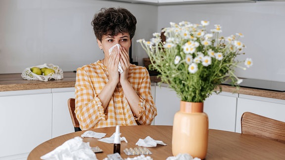 Frau mit Blumenallergie 